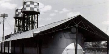 Coche pagador,  donde en las distintas ventanillas cobraban los obreros ferroviarios de las distintas secciones (Miguelo Valentini)