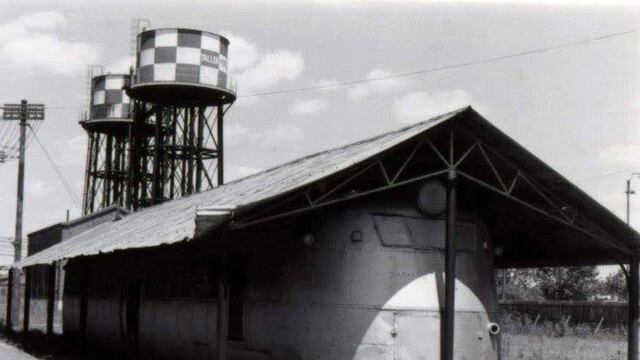 Coche pagador,  donde en las distintas ventanillas cobraban los obreros ferroviarios de las distintas secciones (Miguelo Valentini)