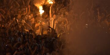 Un fuego. El festejo de Talleres por el 3-0 sobre Belgrano (Fotografías de Pedro Castillo y Facundo Luque).