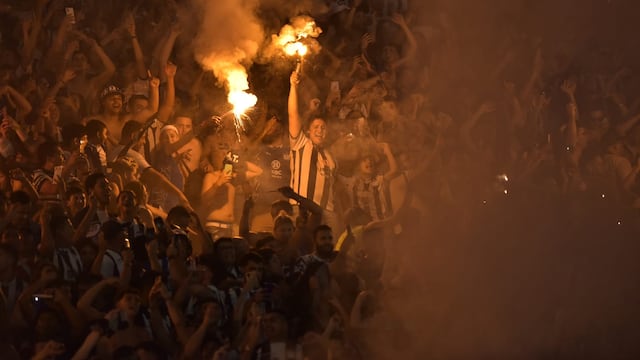Un fuego. El festejo de Talleres por el 3-0 sobre Belgrano (Fotografías de Pedro Castillo y Facundo Luque).