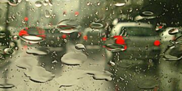 Se recomienda encerar el auto con frecuencia y siempre secar los restos de agua de lluvia que queden en tu auto luego de las tormentas. (Foto Mundo Maipú)