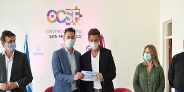 Entrega de dinero para el Banco de la Gente