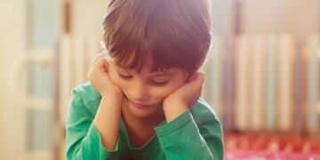 niño pensativo lee un libro. El niño está leyendo. (123RF)