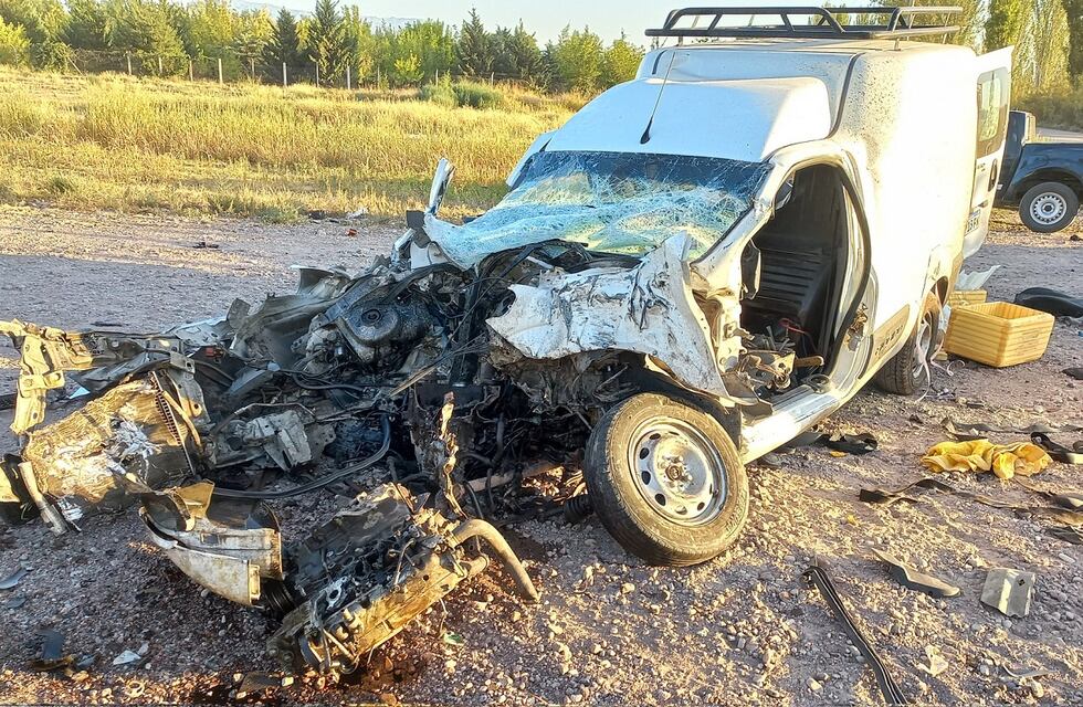Tremendo accidente vial en Agrelo: chocó de atrás a un camión y el conductor salió despedido con el volante en la mano