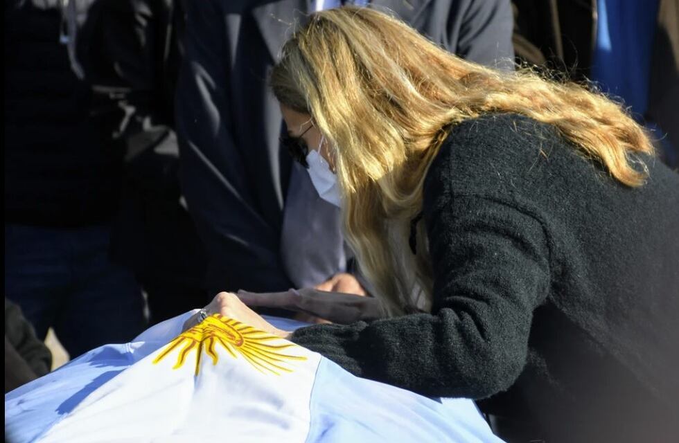 La hija de Carlos Reutemann sacó una foto conmovedora en la tumba de su padre