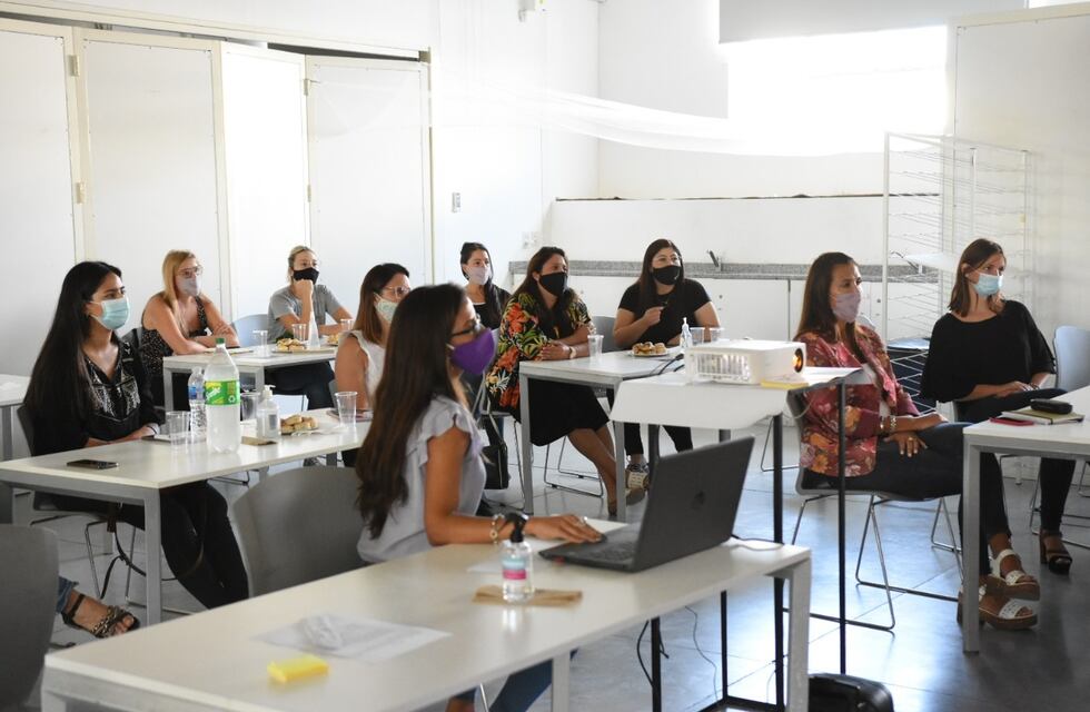 “8M”: Mujeres municipales reflexionaron sobre corresponsabilidad de agendas