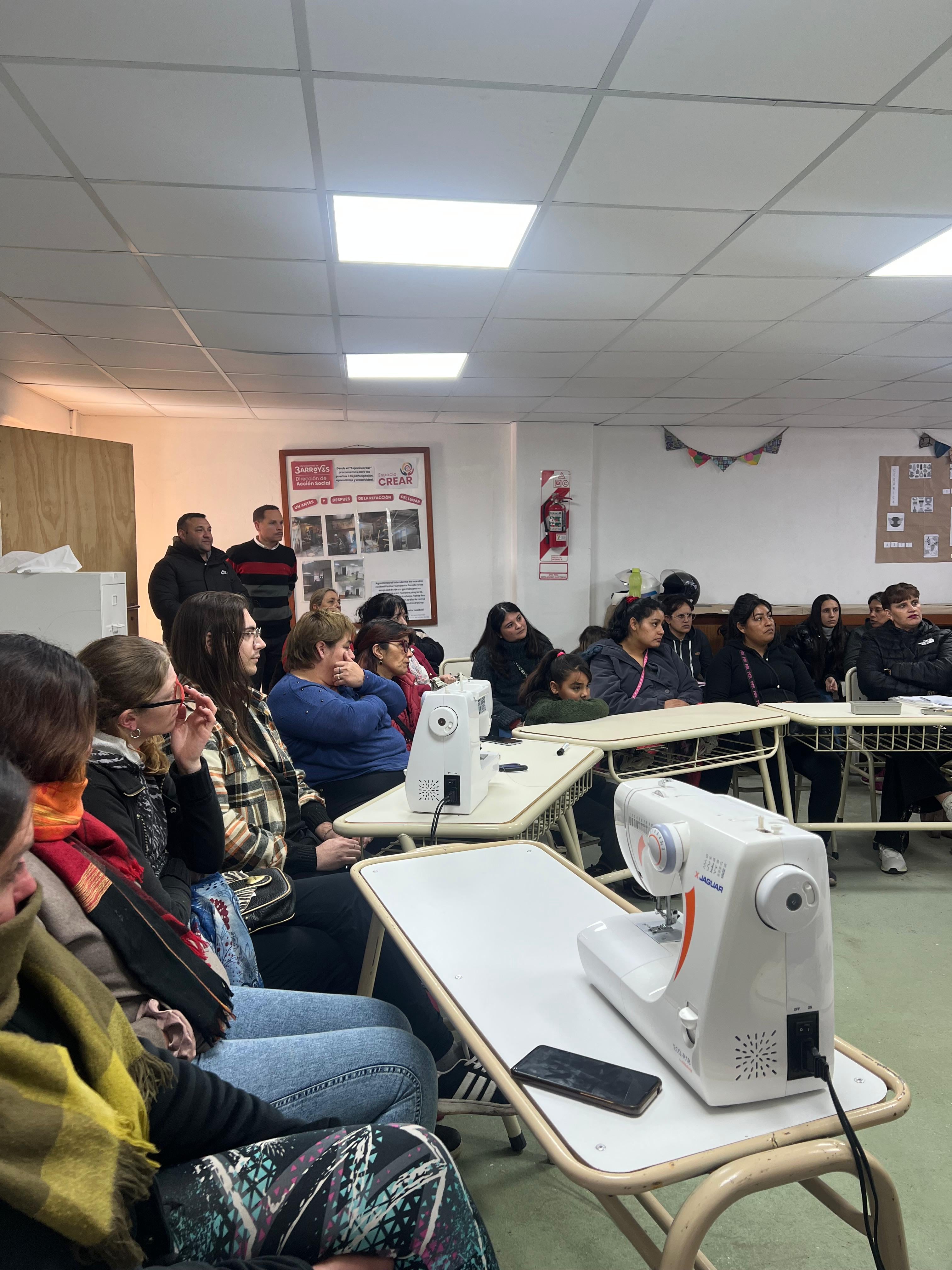 Comenzó el Taller de iniciación en Costura y Tapiceria en el Espacio Crear