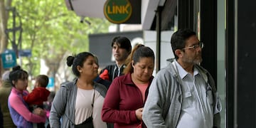 Cambian los horarios de atención en los bancos