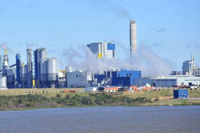 Pastera UPM - Botnia en la costa del Río Uruguay