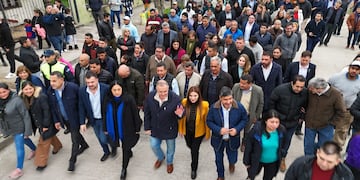 El gobernador supervisó pavimentación en barrios y la construcción de una sede para la Guardia de Infantería, acompañado por funcionarios y vecinos.