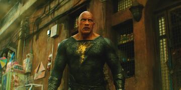 Dwayne Johnson vistiendo el traje en la película de "Black Adam".
