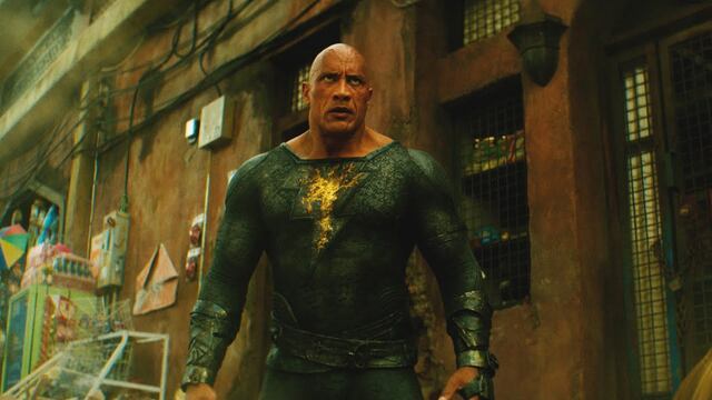 Dwayne Johnson vistiendo el traje en la película de "Black Adam".