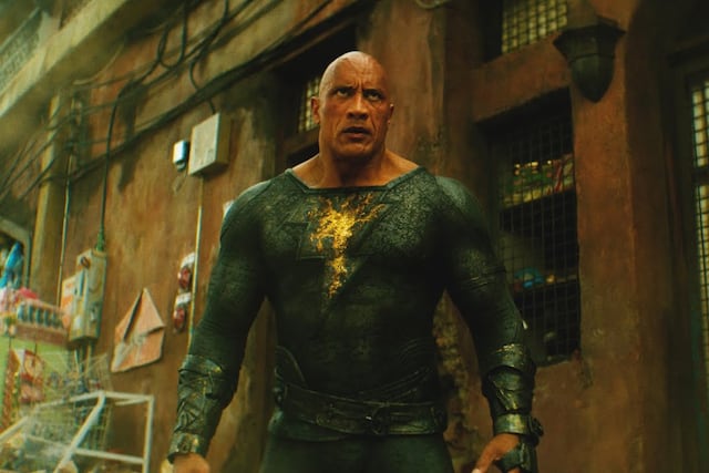 Dwayne Johnson vistiendo el traje en la película de "Black Adam".