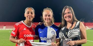Estefanía Banini junto a la capitana de River, que le obsequió una camiseta (Prensa River)
