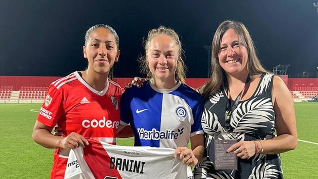 Estefanía Banini junto a la capitana de River, que le obsequió una camiseta (Prensa River)