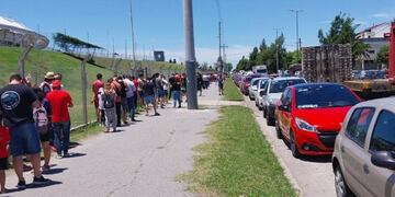 Los hinchas de Estudiantes estuvieron realizando una lenta fila por horas para retirar su ticket para la final de la Copa Argentina.