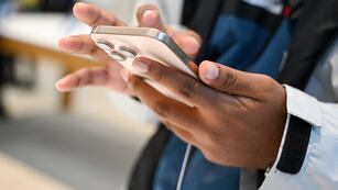 Un hombre usando un iPhone 16 en una feria de Apple en Berlín el 20 de septiembre del 2024. (Katharina Kausche/dpa via AP)