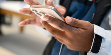 Un hombre usando un iPhone 16 en una feria de Apple en Berlín el 20 de septiembre del 2024. (Katharina Kausche/dpa via AP)