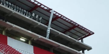 La estructura de la platea rojiblanca quedó colgando sobre los asientos.