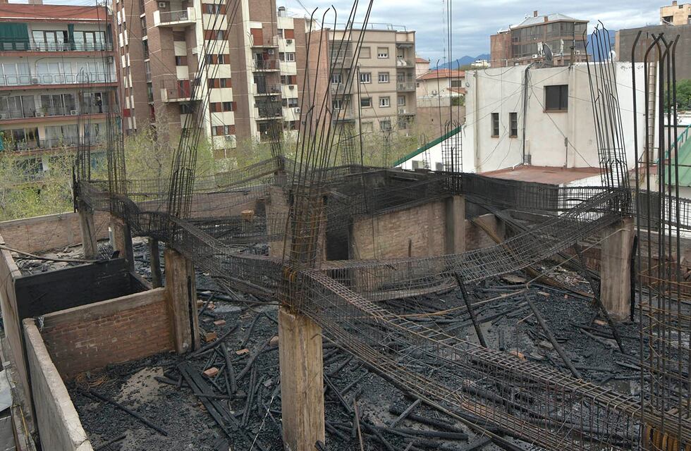 Sofocaron el incendio en el edificio de Avenida Colón y restablecieron el tránsito en la zona