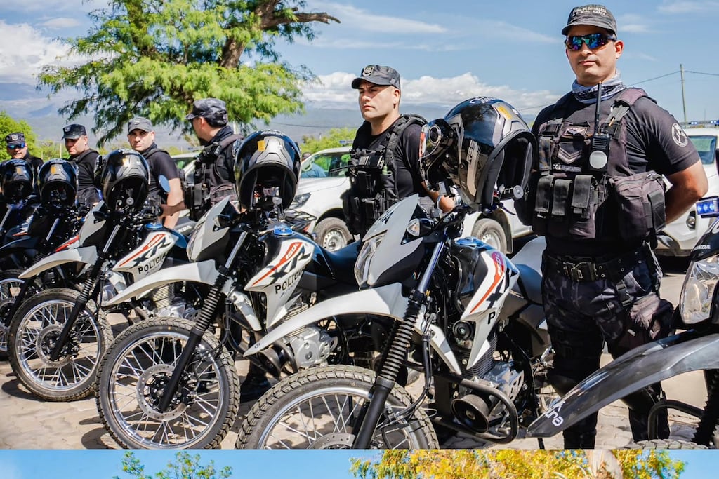 En Casa de Gobierno se presentó una nueva flota de camionetas y motos que será distribuida entre comisarías, unidades regionales y áreas especiales.