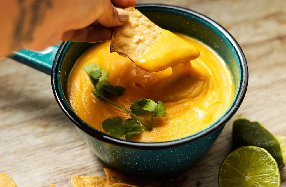 Queso cheddar vegano para disfrutar con nachos