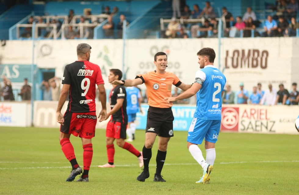 Estudiantes de Río Cuarto le ganó con autoridad a Colón y quedó a tiro de la punta