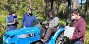 Entrega de tractores e insumos agrícolas a productores de Eldorado