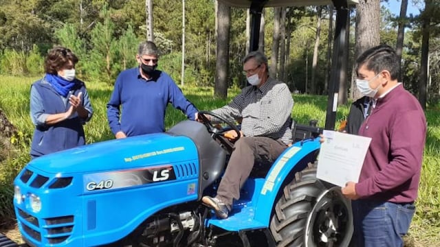 Entrega de tractores e insumos agrícolas a productores de Eldorado