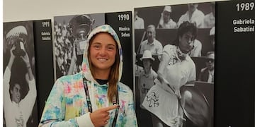 "Nachu" aprovechó la recorrida reciente en Roma para posar junto a una foto de su ídola Gabriela Sabatini. (@nadiapodoroska)