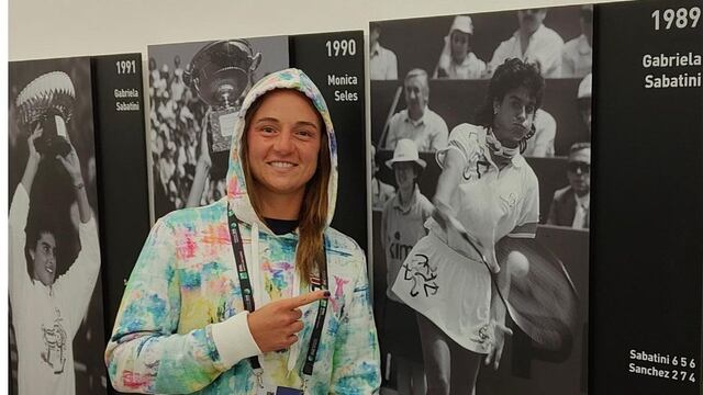 "Nachu" aprovechó la recorrida reciente en Roma para posar junto a una foto de su ídola Gabriela Sabatini. (@nadiapodoroska)