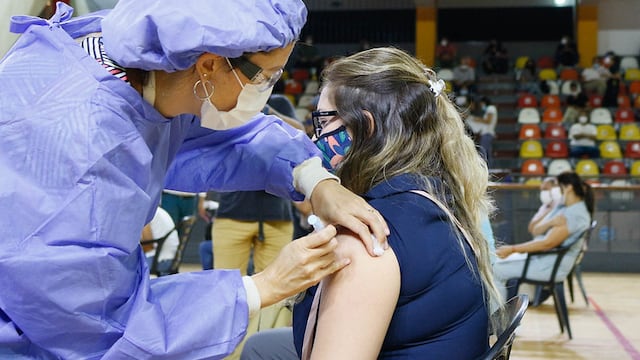 La vacunación contra el coronavirus se puso en marcha hoy en el Estadio Aldo Cantoni. SI San Juan