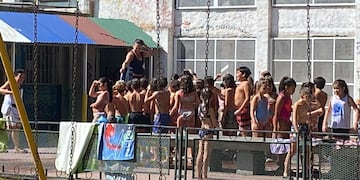 Una escuela de Rosario permitió a los alumnos ir en malla y ojotas para afrontar la ola de calor.