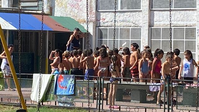 Una escuela de Rosario permitió a los alumnos ir en malla y ojotas para afrontar la ola de calor.