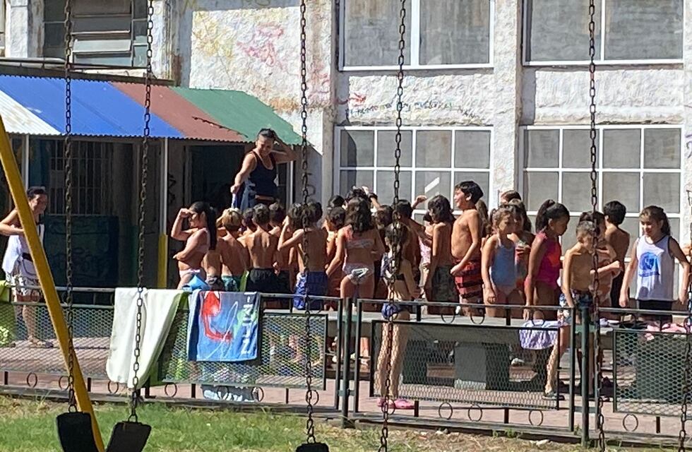 Por el calor intenso, una escuela de Rosario pidió que los alumnos de primara vayan en malla y suspendió clases en secundaria