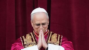 El Papa recién elegido León XIV aparece en el balcón de la Basílica de San Pedro en el Vaticano, el jueves 8 de mayo de 2025. (Foto AP/Andrew Medichini)