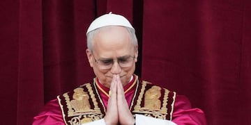 El Papa recién elegido León XIV aparece en el balcón de la Basílica de San Pedro en el Vaticano, el jueves 8 de mayo de 2025. (Foto AP/Andrew Medichini)