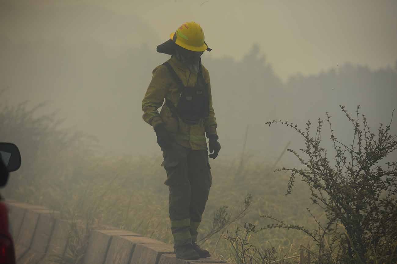 Incendio en la Quebrada del Condorito. Cortan el camino a las Altas Cumbres y despliegan un gran operativo terrestre y aéreo. (José Hernández / La Voz)