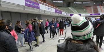 Vacunación a trabajadores de Comedores y merenderos. Foto Orlando Pelichotti / Los Andes