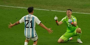 Paulo Dybala celebra con Emiliano "Dibu" Martínez en la final de la Copa del Mundo de Qatar. (AP)