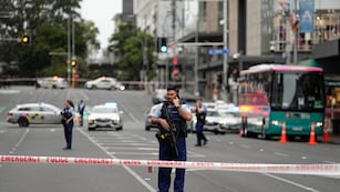 Un hombre armado se subió a un edificio en construcción en el centro de Auckland y desató una tragedia a pocas horas del comienzo del Mundial Femenino de Fútbol.