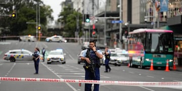 Un hombre armado se subió a un edificio en construcción en el centro de Auckland y desató una tragedia a pocas horas del comienzo del Mundial Femenino de Fútbol.