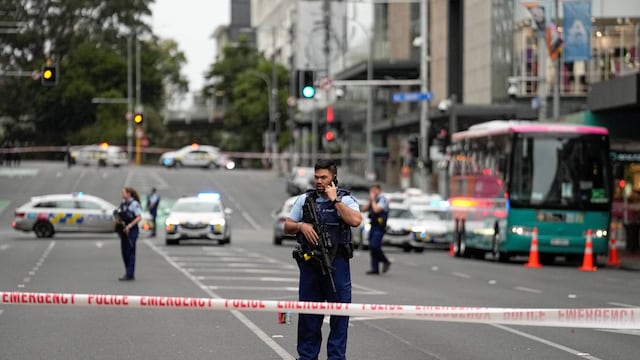Un hombre armado se subió a un edificio en construcción en el centro de Auckland y desató una tragedia a pocas horas del comienzo del Mundial Femenino de Fútbol.