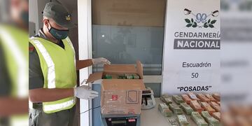 Incautan gran cantidad de divisas y hojas de coca en El Arco de la provincia de Misiones.