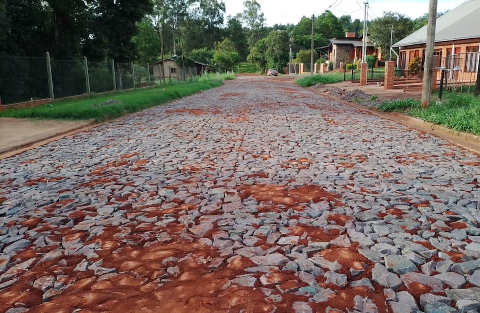 Avanzan obras de empedrado en varios barrios de Eldorado