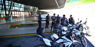 Fuerte presencia policial en la Terminal de Ómnibus en Córdoba.