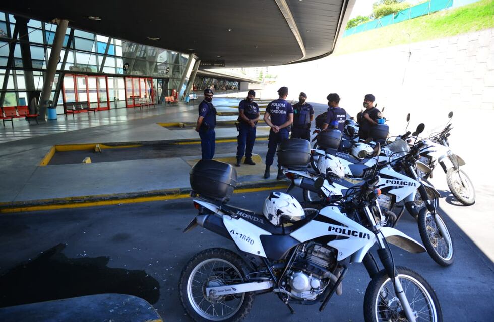 Paro de interurbanos: actividad sólo de buses Lep y presencia policial en la Terminal de Córdoba