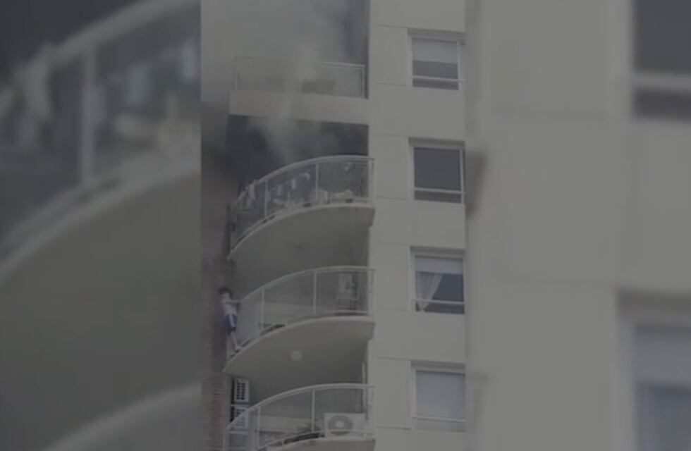 Imágenes dramáticas en Tigre: un nene se colgó de un balcón del piso 13, para poder huir de su departamento en llamas