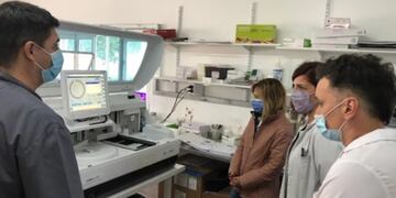 La ministra de Salud de la provincia, Silvia Sosa Araujo, recorrió el laboratorio de salud pública "Dalmiro Pérez Laborda" en donde funciona el moderno equipo. Gentileza NDSL