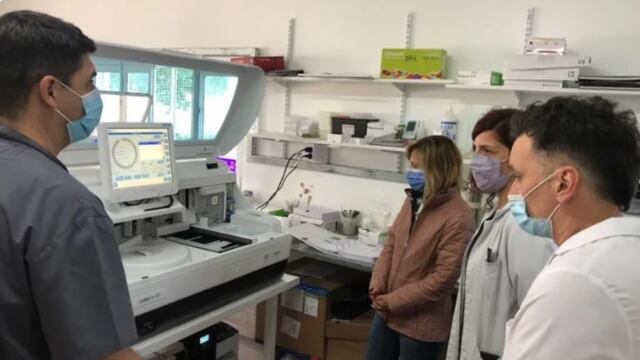 La ministra de Salud de la provincia, Silvia Sosa Araujo, recorrió el laboratorio de salud pública "Dalmiro Pérez Laborda" en donde funciona el moderno equipo. Gentileza NDSL
